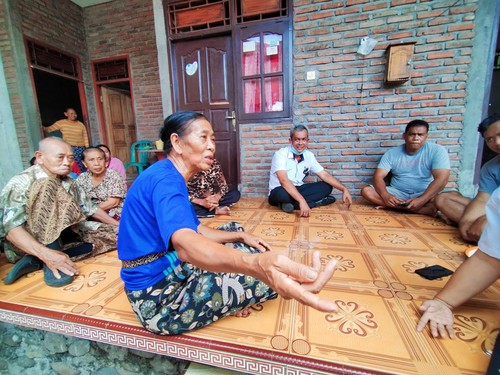 Istri korban Ni Ketut Winten saat memberikan keterangan kepada petugas Puskesmas serta Dinas Pertanian dan Pangan Jembrana, Rabu (11/5/2022)