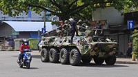 Mereka berpatroli dengan tank tempur.