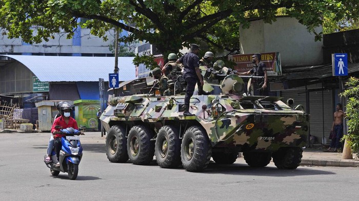 Jam Malam Berlaku di Kolombo, Tentara dan Tank Disiagakan Jam malam diberlakukan di Kota Kolombo, Sri Lanka seiring kerusuhan yang terjadi. Tentara Sri Lanka dengan tank tempur pun terlihat berpatroli di jalan-jalan.