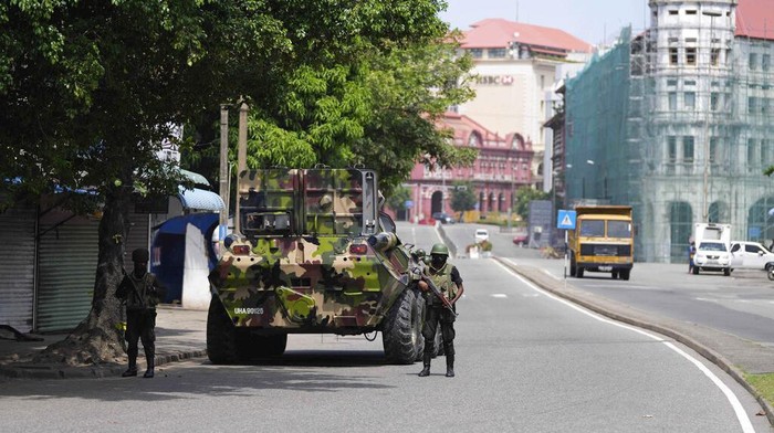 Jam Malam Berlaku di Kolombo, Tentara dan Tank Disiagakan Jam malam diberlakukan di Kota Kolombo, Sri Lanka seiring kerusuhan yang terjadi. Tentara Sri Lanka dengan tank tempur pun terlihat berpatroli di jalan-jalan.