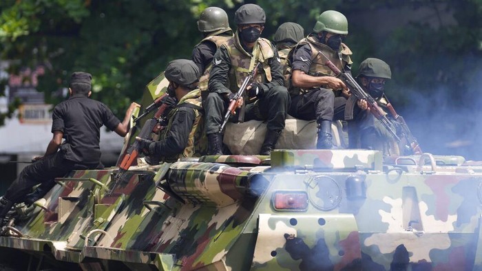 Jam Malam Berlaku di Kolombo, Tentara dan Tank Disiagakan Jam malam diberlakukan di Kota Kolombo, Sri Lanka seiring kerusuhan yang terjadi. Tentara Sri Lanka dengan tank tempur pun terlihat berpatroli di jalan-jalan.