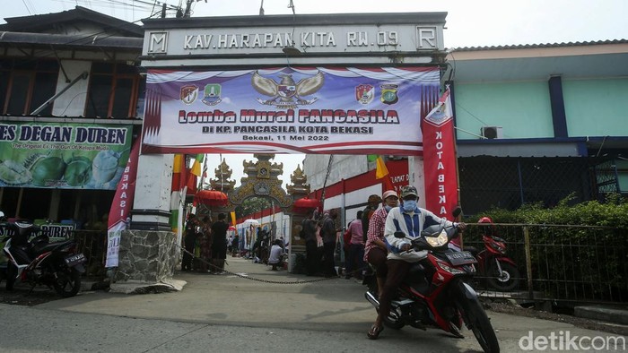 Keberagaman Indonesia dalam Mural Peserta mengikuti lomba melukis mural di Harapan Jaya, Bekasi, Jawa Barat, Rabu (11/5/2022). Lomba mural bertemakan keberagaman Indonesia merupakan rangkaian dari kegiatan Tentara Manunggal Masuk Desa (TMMD) ke 113 Kodim 0507/Bekasi.