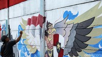 Seorang peserta menyelesaikan mural bertema Keberagaman Indonesia.