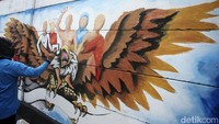 Peserta mengikuti lomba melukis mural di Harapan Jaya, Bekasi, Jawa Barat, Rabu (11/5/2022).