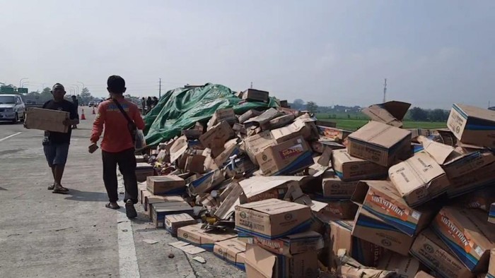 Petugas melakukan evakuasi muatan kendaraan yang tabrakan di tol Karanganyar, Rabu (11/5/2022).