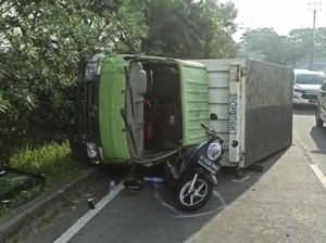 Truk Terguling di Sukabumi: Tabrak Trotoar-Hampir Timpa Pemotor