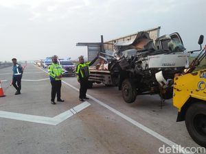 Truk Boks Tabrak Tiang JPO Tol Ngawi Gegara Sopir Ngantuk, 2 Orang Tewas