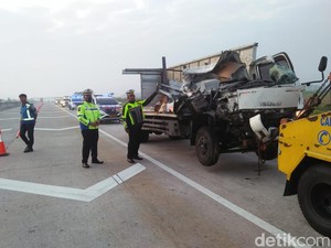 Truk Boks Tabrak Tiang JPO Tol Ngawi Gegara Sopir Ngantuk, 2 Orang Tewas