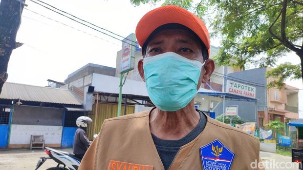 Kepala UPT Periuk BPBD Kota Tangerang, Syahrial, menjelaskan soal pintu air 5 Situ Bulakan ditutup saat terjadi banjir di wilayah Gempol, Periuk, Tangerang (Nahda RU/detikcom)