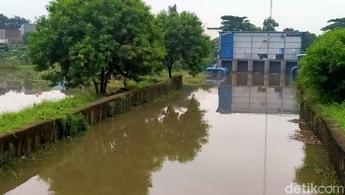 Kepala UPT Periuk BPBD Kota Tangerang, Syahrial, menjelaskan soal pintu air 5 Situ Bulakan ditutup saat terjadi banjir di wilayah Gempol, Periuk, Tangerang (Nahda RU/detikcom)