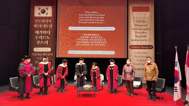 Ketum PDIP, Prof. Dr (H.C) Megawati Soekarnoputri, menerima gelar profesor kehormatan dari Seoul Institute of the Arts (SIA).