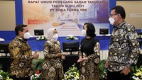 (Kiri ke kanan) Direktur Sumber Daya Manusia PT Kimia Farma Tbk (KAEF) Dharma Syahputra, Direktur Keuangan dan Manajemen Risiko KAEF Lina Sari, Direktur Pemasaran, Riset & Development KAEF Jasmine Karsono, dan Direktur Produksi dan Supply Chain KAEF Andi Prazos berbincang seusai Rapat Umum Pemegang Saham Tahunan (RUPST) Tahun Buku 2021 di Jakarta, Rabu (11/5/2022). 