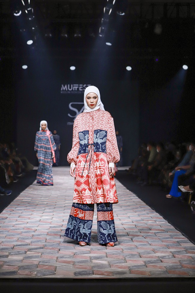 Fashion show koleksi busana muslim karya Itang Yunasz yang mengangkat wastra Indonesia bagian Timur. Itang mencampuradukan semua wastra-wastra yang dibuatnya menjadi koleksi busana dengan sentuhan kekinian. Foto: dok. Muffest 2022