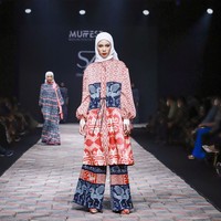 Fashion show koleksi busana muslim karya Itang Yunasz yang mengangkat wastra Indonesia bagian Timur. Itang mencampuradukan semua wastra-wastra yang dibuatnya menjadi koleksi busana dengan sentuhan kekinian. Foto: dok. Muffest 2022