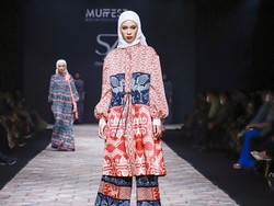 8 Foto Koleksi Busana Muslim Itang Yunasz, Hadirkan Wastra Indonesia Timur