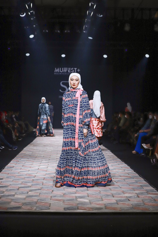 Fashion show koleksi busana muslim karya Itang Yunasz yang mengangkat wastra Indonesia bagian Timur. Itang mencampuradukan semua wastra-wastra yang dibuatnya menjadi koleksi busana dengan sentuhan kekinian. Foto: dok. Muffest 2022