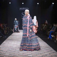 Fashion show koleksi busana muslim karya Itang Yunasz yang mengangkat wastra Indonesia bagian Timur. Itang mencampuradukan semua wastra-wastra yang dibuatnya menjadi koleksi busana dengan sentuhan kekinian. Foto: dok. Muffest 2022