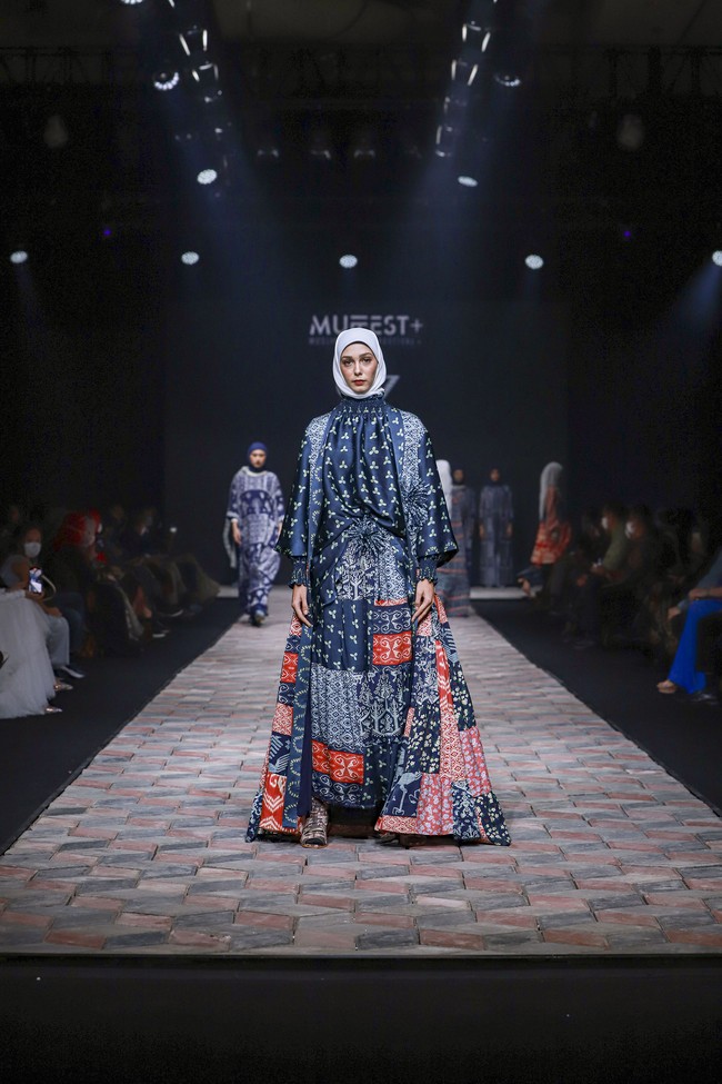 Fashion show koleksi busana muslim karya Itang Yunasz yang mengangkat wastra Indonesia bagian Timur. Itang mencampuradukan semua wastra-wastra yang dibuatnya menjadi koleksi busana dengan sentuhan kekinian.  Foto: dok. Muffest 2022