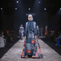 Fashion show koleksi busana muslim karya Itang Yunasz yang mengangkat wastra Indonesia bagian Timur. Itang mencampuradukan semua wastra-wastra yang dibuatnya menjadi koleksi busana dengan sentuhan kekinian.  Foto: dok. Muffest 2022