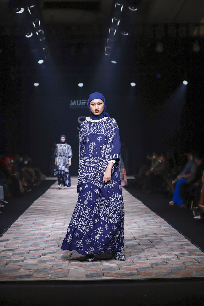 Fashion show koleksi busana muslim karya Itang Yunasz yang mengangkat wastra Indonesia bagian Timur. Itang mencampuradukan semua wastra-wastra yang dibuatnya menjadi koleksi busana dengan sentuhan kekinian. Foto: dok. Muffest 2022