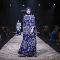 Fashion show koleksi busana muslim karya Itang Yunasz yang mengangkat wastra Indonesia bagian Timur. Itang mencampuradukan semua wastra-wastra yang dibuatnya menjadi koleksi busana dengan sentuhan kekinian. Foto: dok. Muffest 2022