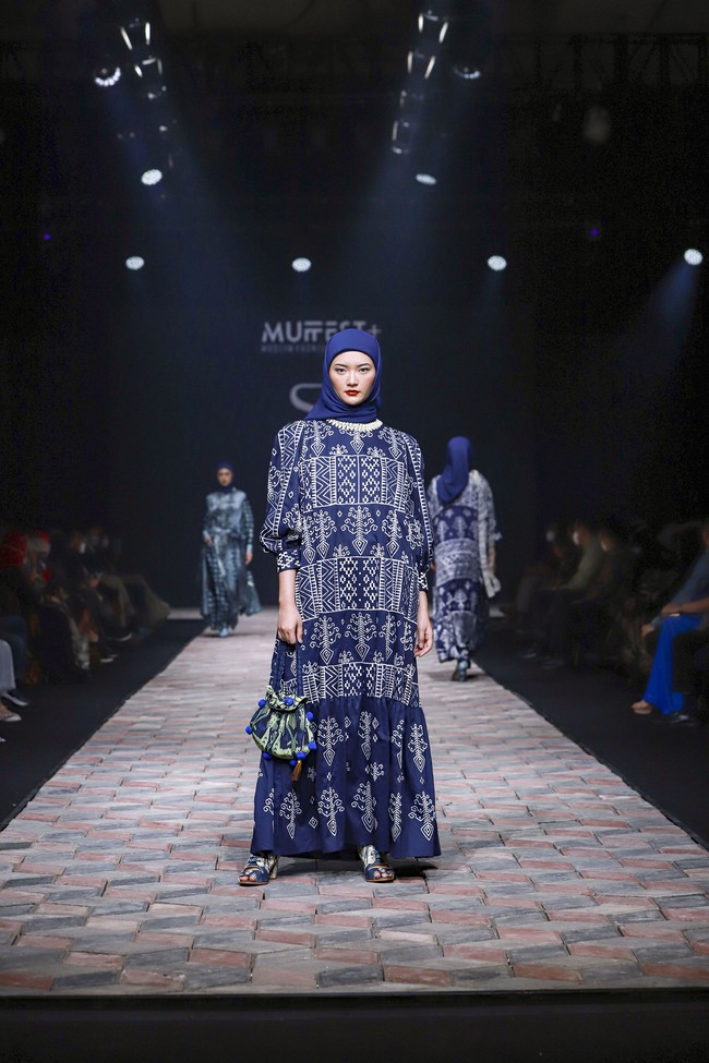 Fashion show koleksi busana muslim karya Itang Yunasz yang mengangkat wastra Indonesia bagian Timur. Itang mencampuradukan semua wastra-wastra yang dibuatnya menjadi koleksi busana dengan sentuhan kekinian. Foto: dok. Muffest 2022