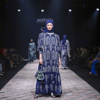Fashion show koleksi busana muslim karya Itang Yunasz yang mengangkat wastra Indonesia bagian Timur. Itang mencampuradukan semua wastra-wastra yang dibuatnya menjadi koleksi busana dengan sentuhan kekinian. Foto: dok. Muffest 2022