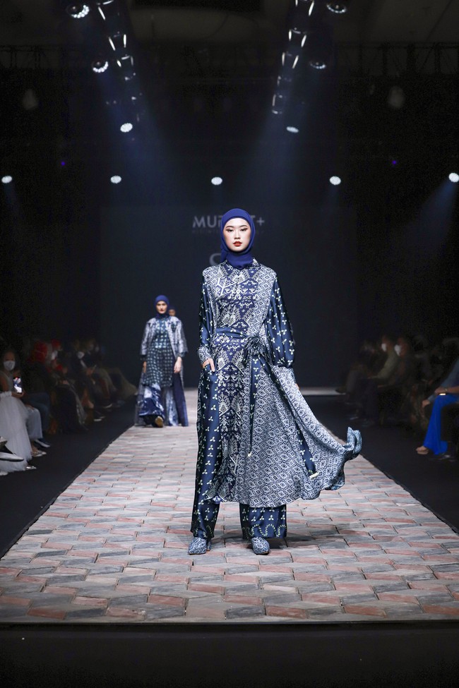Fashion show koleksi busana muslim karya Itang Yunasz yang mengangkat wastra Indonesia bagian Timur. Itang mencampuradukan semua wastra-wastra yang dibuatnya menjadi koleksi busana dengan sentuhan kekinian.  Foto: dok. Muffest 2022