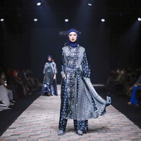 Fashion show koleksi busana muslim karya Itang Yunasz yang mengangkat wastra Indonesia bagian Timur. Itang mencampuradukan semua wastra-wastra yang dibuatnya menjadi koleksi busana dengan sentuhan kekinian.  Foto: dok. Muffest 2022