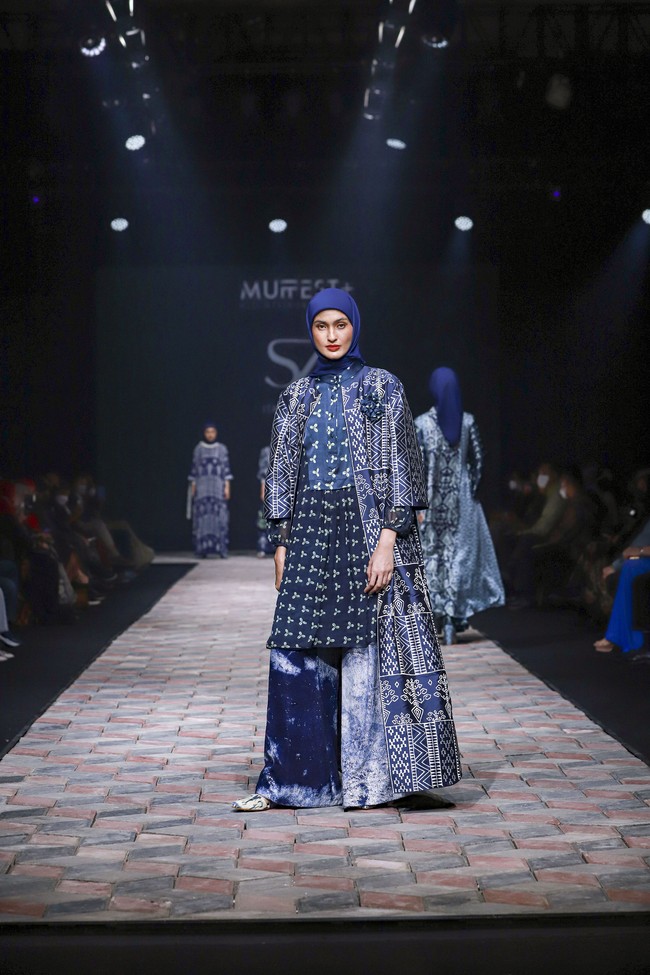 Fashion show koleksi busana muslim karya Itang Yunasz yang mengangkat wastra Indonesia bagian Timur. Itang mencampuradukan semua wastra-wastra yang dibuatnya menjadi koleksi busana dengan sentuhan kekinian. Foto: dok. Muffest 2022