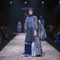 Fashion show koleksi busana muslim karya Itang Yunasz yang mengangkat wastra Indonesia bagian Timur. Itang mencampuradukan semua wastra-wastra yang dibuatnya menjadi koleksi busana dengan sentuhan kekinian. Foto: dok. Muffest 2022