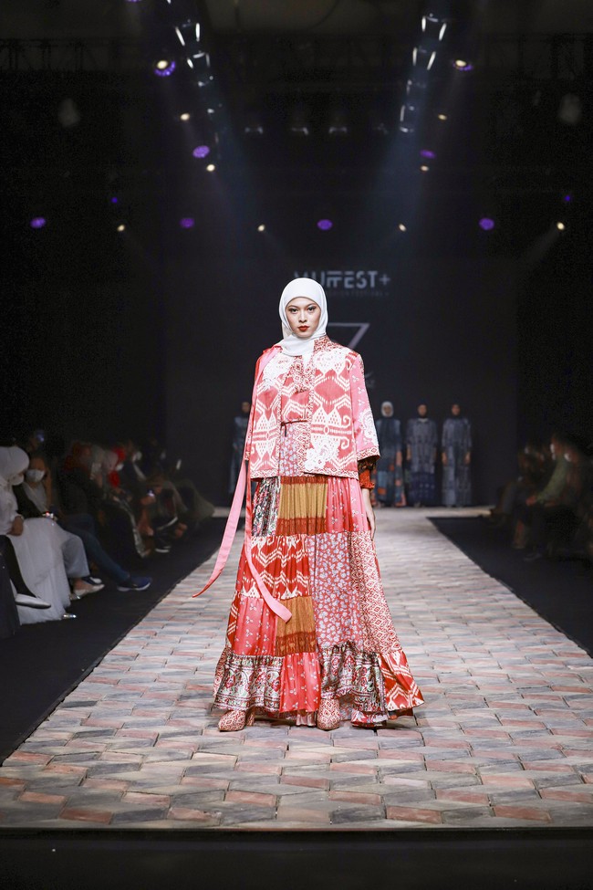 Fashion show koleksi busana muslim karya Itang Yunasz yang mengangkat wastra Indonesia bagian Timur. Itang mencampuradukan semua wastra-wastra yang dibuatnya menjadi koleksi busana dengan sentuhan kekinian. Foto: dok. Muffest 2022
