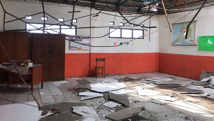 Kondisi SDN Pancoranmas 3 Depok yang belum diperbaiki usai atapnya ambruk, Rabu (11/5/2022).