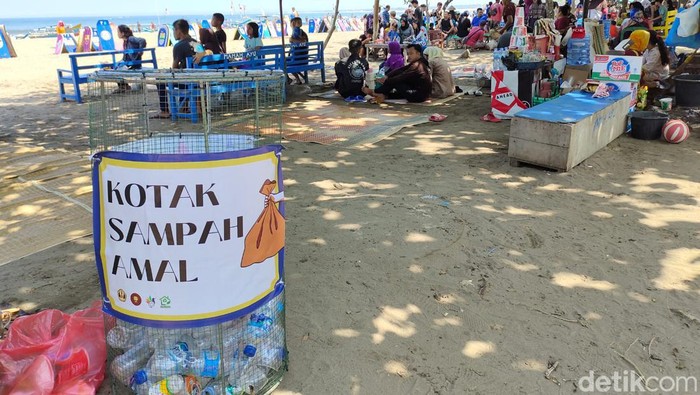 Kotak sampah amal inisiatif warga lokal di Pantai Pangandaran