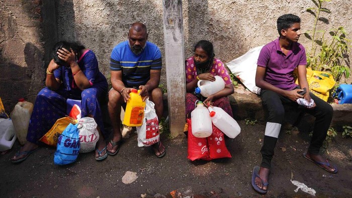 Krisis di Sri Lanka terus berlanjut. Selain kerusuhan dan bentrokan antara pendemo dan polisi, warga juga semakin sulit mendapatkan bahan bakar minyak. Antrean warga untuk mendapatkan minyak tanah terjadi setiap hari.