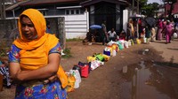 Warga Sri Lanka mengantre untuk membeli minyak tanah di luar stasiun pengisian bahan bakar di Kolombo, Sri Lanka, Rabu (11/5/2022).