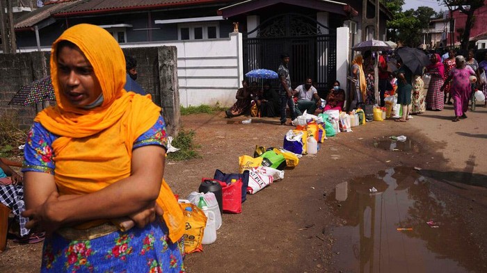 Krisis Menjepit, Warga Sri Lanka Semakin Sulit Krisis di Sri Lanka terus berlanjut. Selain kerusuhan dan bentrokan antara pendemo dan polisi, warga juga semakin sulit mendapatkan bahan bakar minyak. Antrean warga untuk mendapatkan minyak tanah terjadi setiap hari.