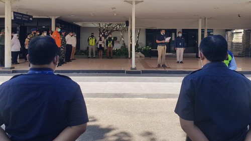 General Manager Bandara El Tari-Kupang, I Nyoman Noer Rohim memimpin apel penutupan Posko Angkutan Lebaran PT. Angkasa Pura I Cabang Bandara El Tari-Kupang, Rabu (11/5/2022).