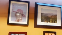 Interior restoran dipenuhi oleh foto-foto artis yang pernah bersantap di sini. Juga beberapa foto dan poster yang ditandatangani Lady Gaga.