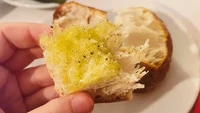 Sebagai pembuka, ada menu roti dengan olesan butter dan minyak zaitun yang disediakan. Reporter Insider, Erin McDowell menyebut rasanya enak untuk ukuran roti gratisan.