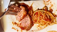 Spaghetti and meatballs buatan Joanne Trattoria dibanderol USD 28.95 (Rp 421 ribu). Meatball-nya empuk enak, namun agak keras di bagian luarnya seperti dimasak terlalu lama.