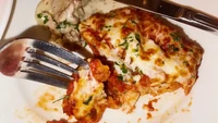 Kalau ini chicken parmesan yang harganya sama dengan spaghetti. Ayamnya sangat lembut dan kaya rasa karena ada paduan saus marinara dan keju parmesan. Menu ini sangat direkomendasikan Erin untuk dicoba.