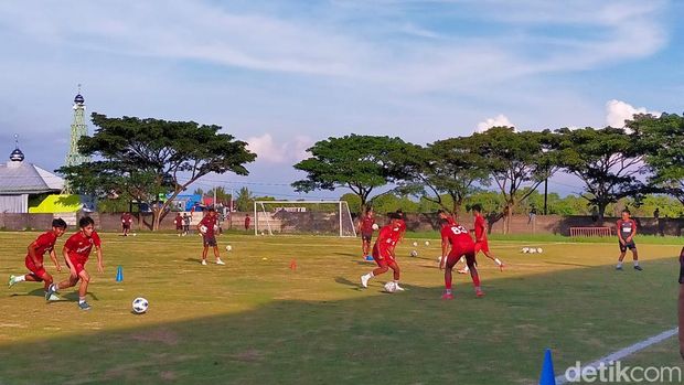 Latihan perdana PSM Makassar dipimpin langsung pelatih Bernardo Tavares. (Ibnu Munsir/detikSulsel)