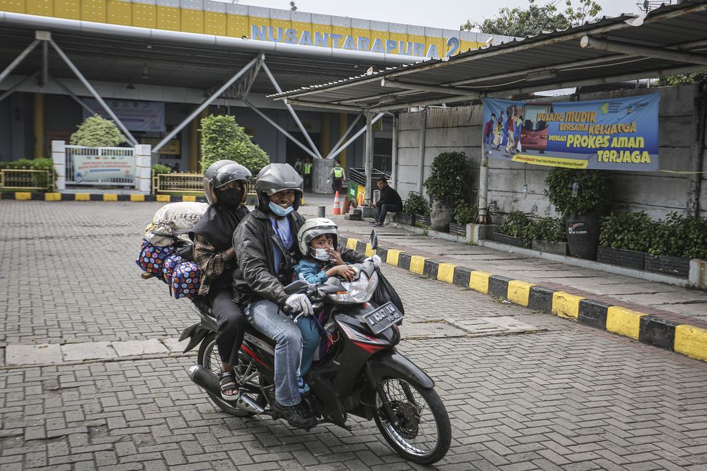 Arus balik lebaran masih berlangsung di Pelabuhan Penumpang Tanjung Priok. Terlihat sejumlah pemudik motor tiba di Jakarta usai mudik ke kampung halaman.