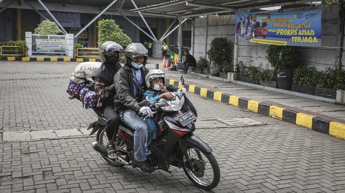 Arus balik lebaran masih berlangsung di Pelabuhan Penumpang Tanjung Priok. Terlihat sejumlah pemudik motor tiba di Jakarta usai mudik ke kampung halaman.
