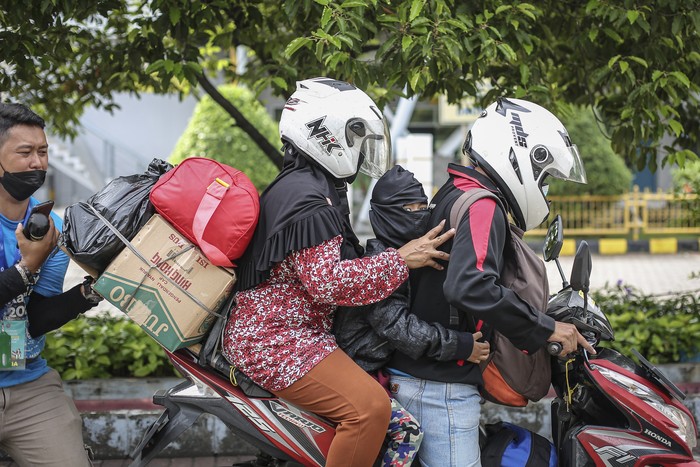 Arus balik lebaran masih berlangsung di Pelabuhan Penumpang Tanjung Priok. Terlihat sejumlah pemudik motor tiba di Jakarta usai mudik ke kampung halaman.