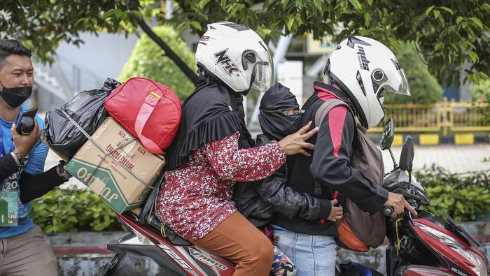 Arus balik lebaran masih berlangsung di Pelabuhan Penumpang Tanjung Priok. Terlihat sejumlah pemudik motor tiba di Jakarta usai mudik ke kampung halaman.