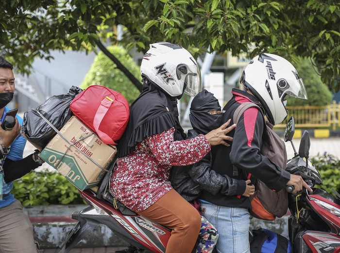 Arus balik lebaran masih berlangsung di Pelabuhan Penumpang Tanjung Priok. Terlihat sejumlah pemudik motor tiba di Jakarta usai mudik ke kampung halaman.
