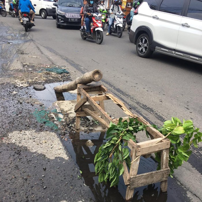 Seorang warga melaporkan soal lubang bekas galian PDAM di Jalan Ketintang, Surabaya. Ia melapor dengan akun Twitter @hndrisyhptra.
