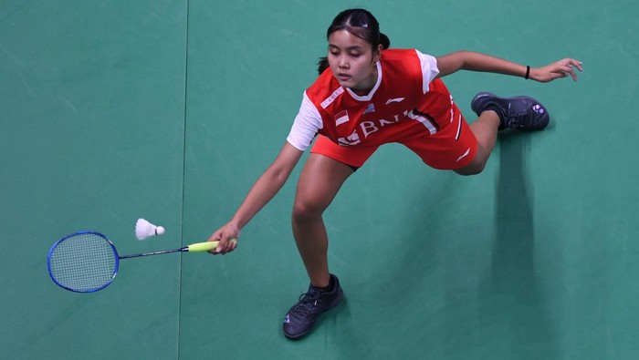 Pebulu tangkis tunggal putri Indonesia Bilqis Prasista mengembalikan kok ke arah lawannya pebulu tangkis tunggal putri Jepang Akane Yamaguchi dalam pertandingan babak penyisihan grup A Piala Thomas Uber 2022 di Impact Arena, Bangkok, Thailand, Rabu (11/5/2022). ANTARA FOTO/M Risyal Hidayat/foc.